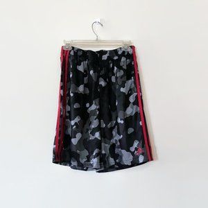 Pull-on red side striped shorts with pockets